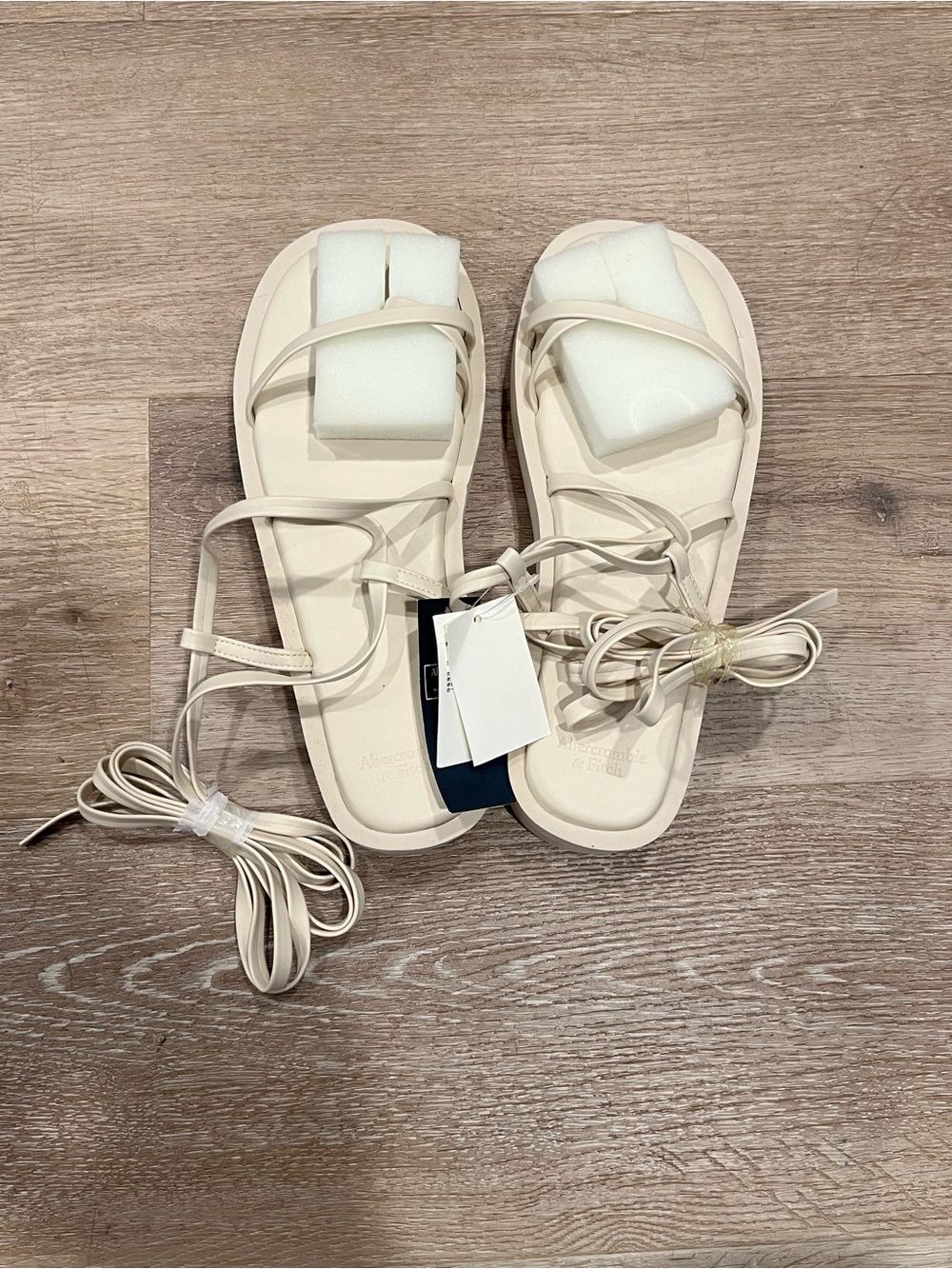 Abercrombie and Fitch Women’s Lace-Up Platform Sandals in Cream. NWT. Size 9/10